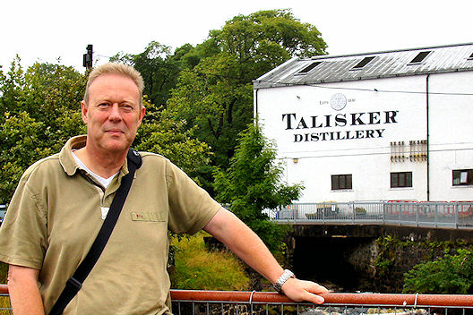 The Talisker distilleerderij met auteur van de website MeerOverWhisky